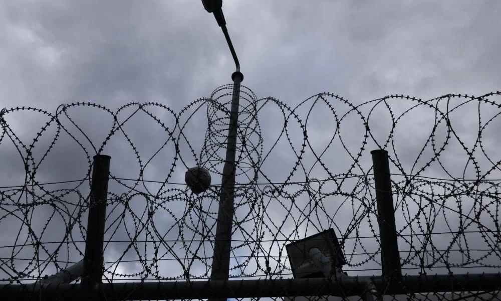 Παρίσι: Απόπειρα απόδρασης με σεντόνια από υποστηρίκτρια του ISIS